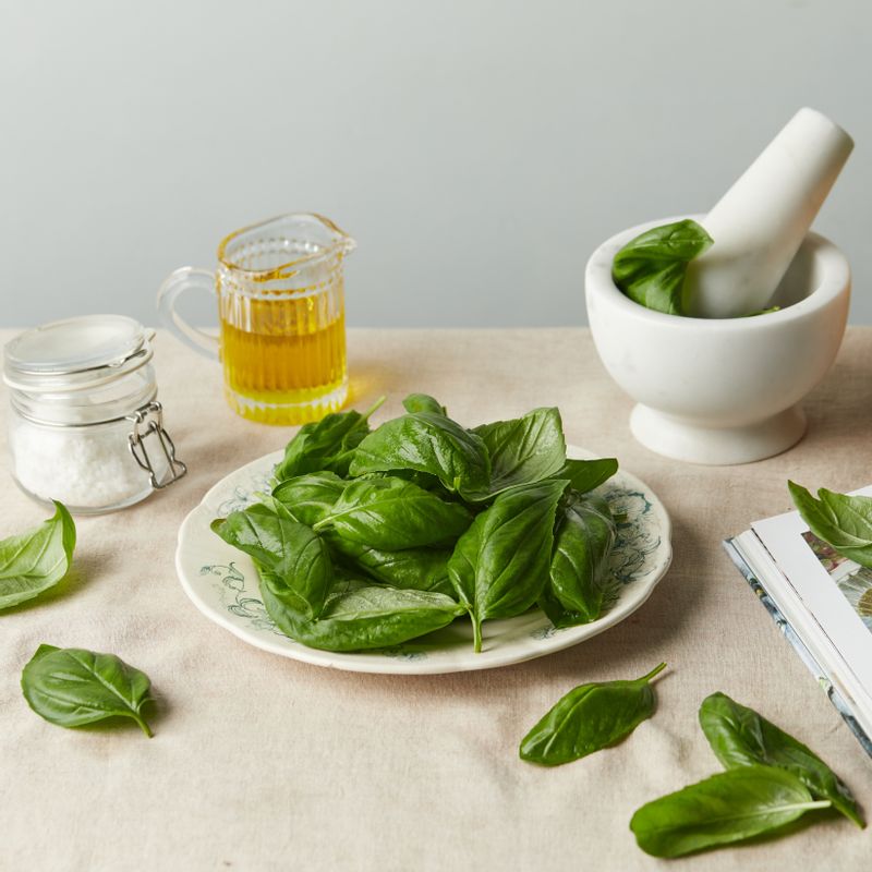 바질오일을 위한 재료 이미지로 바질 잎,마늘,크러쉬드 레드페퍼,소금,올리브오일 등으로 구성 되어있습니다.