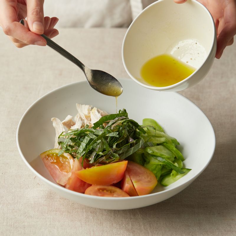 큰 볼에 닭가슴살, 토마토, 오이, 깻잎과 소스 재료를 넣어 가볍게 섞어주세요. 통깨를 뿌려 완성해주세요. 
(tip. 기호에 따라 소금과 레몬즙 등으로 간을 맞춰주세요)