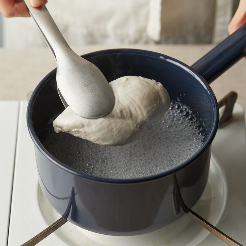 끓는 물에 닭가슴살을 넣고 15분간 익혀주세요.