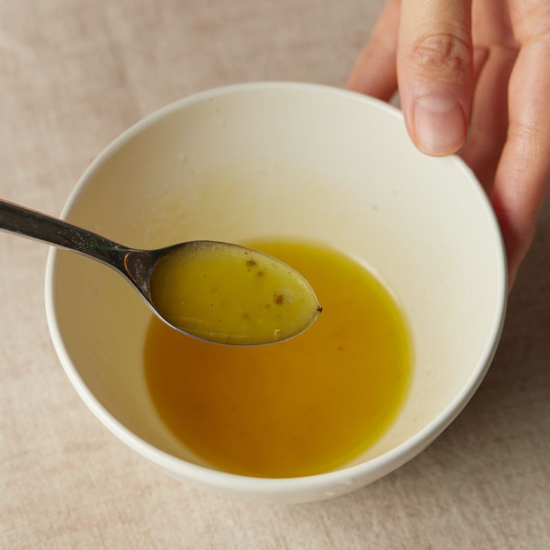 볼에 소스 재료를 넣어 섞어주세요.