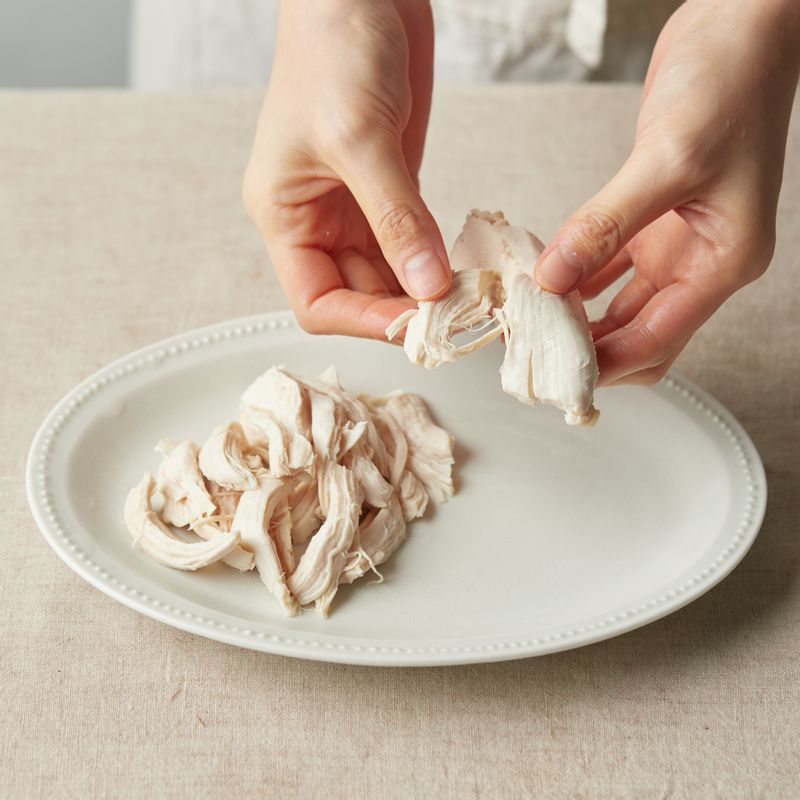 삶은 닭가슴살은 찬물에 담가 식힌 후 먹기 좋은 크기로 찢어주세요.