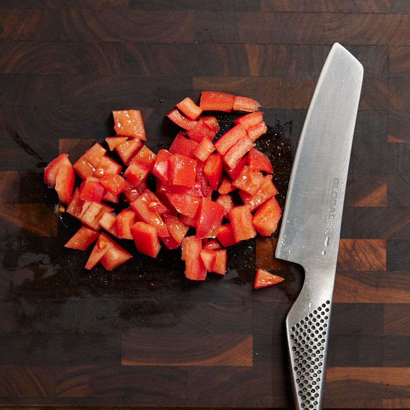 완숙 토마토는 4등분 해서 씨를 빼고 작은 큐브 모양으로 썰어주세요. 적양파는 잘게 다져주세요.