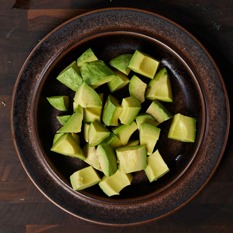 아보카도는 반으로 갈라 씨와 껍질을 제거하고 큼직한 큐브 모양으로 썰어주세요.