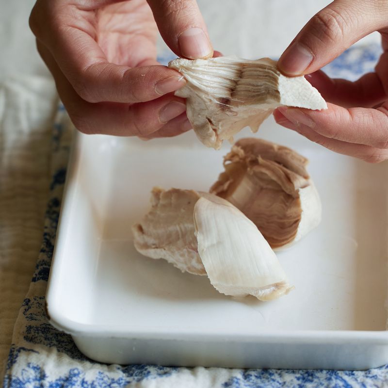 닭가슴살은 결대로 먹기 좋은 크기로 찢어주세요.