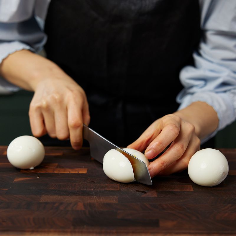 달걀을 반숙으로 삶은 후 반으로 잘라주세요.
(tip. 물이 끓기 시작하고 5분 30초 정도 삶아 주면 반숙으로 드실 수 있어요)