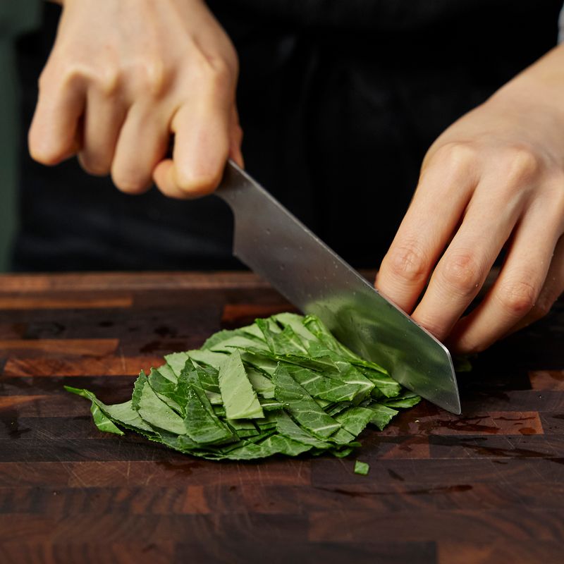 케일은 얇게 채 썬 후 올리브오일, 소금, 후춧가루에 버무려 주세요.