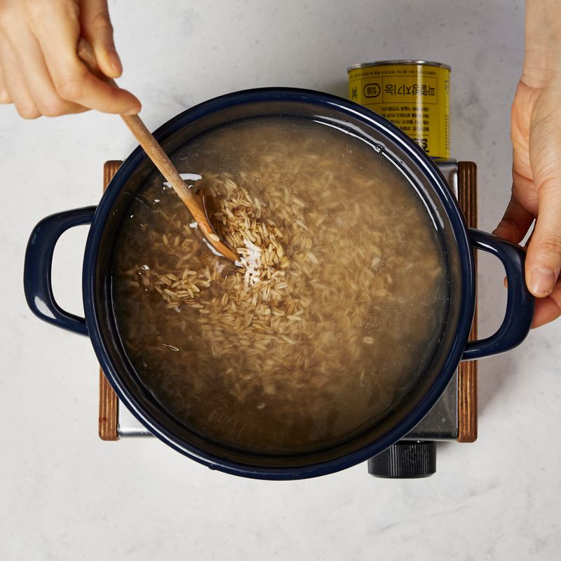 냄비에 씻은 귀리와 소금 1작은술, 물 2컵을 넣고 15분 정도 삶아주세요. 삶은 귀리는 채반에서 한김 식혀 준 후 올리브오일, 소금, 후춧가루를 넣고 가볍게 버무려주세요.