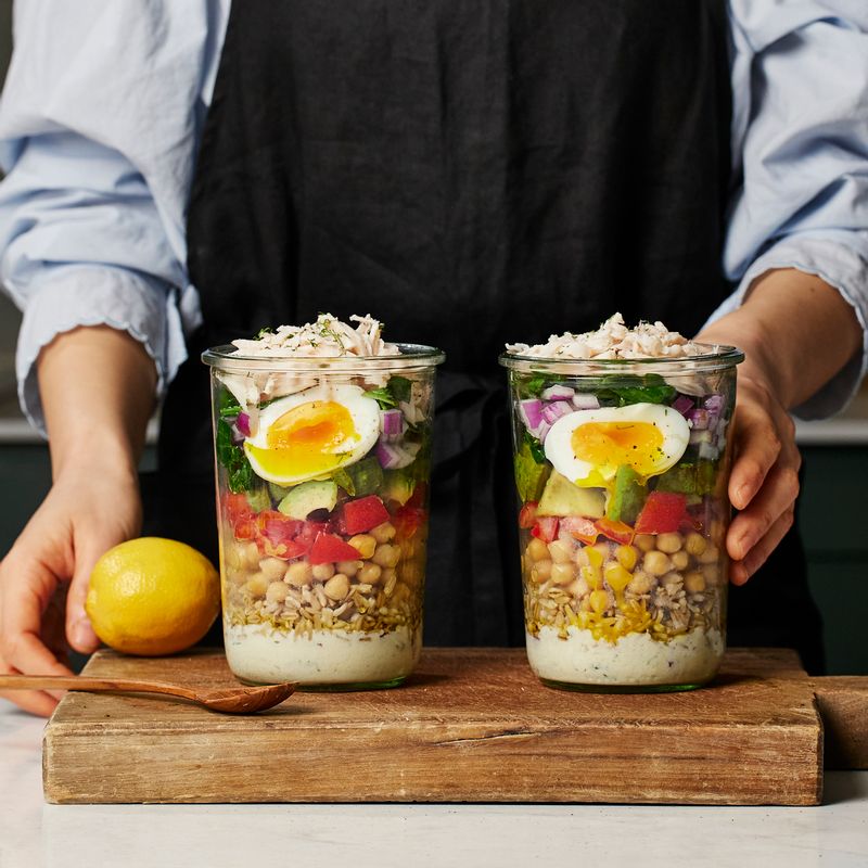 냉장고에 보관했다가 먹기 전 접시에 부어 맛있게 즐겨주세요.
(스타일링 Tip. 접시에 부은 재료들을 드레싱과 잘 섞은 후 중앙에 반숙 달걀을 포인트로 놓아주면 더욱 예뻐요)
(스타일링 Tip. 깊이감 있는 그릇에 부어야 흘리지 않고 떠먹기 좋아요)
(스타일링 Tip. 병을 키친클로스로 묶은 후 감성 피크닉 도시락으로 들고 다녀도 좋아요)