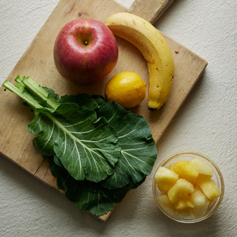 그린 스무디을 위한 재료 이미지로 사과,바나나,파인애플,케일,레몬(레몬즙 4큰술로 대체 가능) 등으로 구성 되어있습니다.