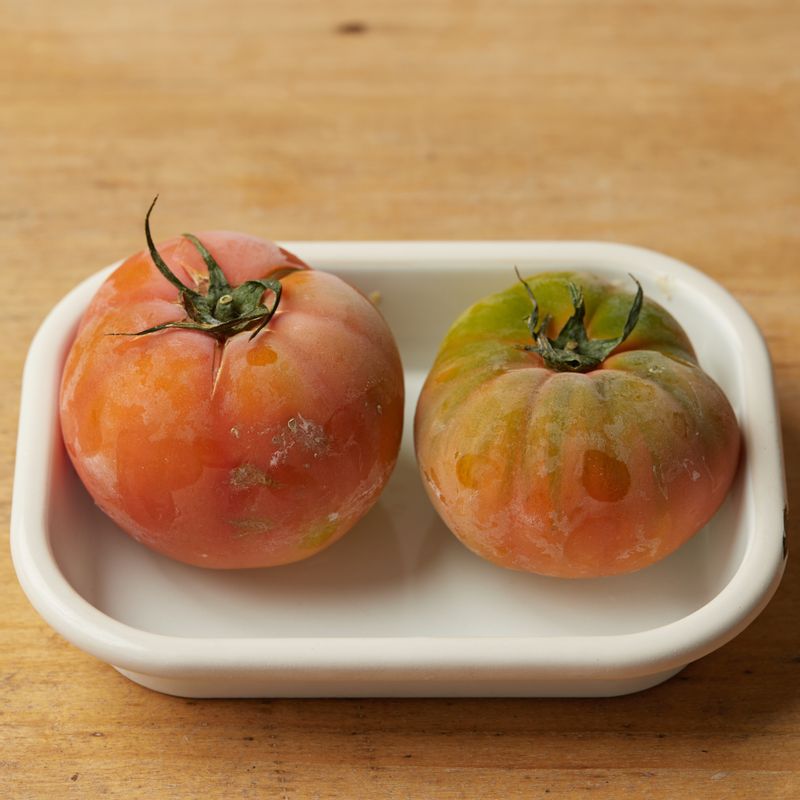 토마토를 냉동실에 넣어 얼려주세요.
(tip. 샐러드를 만들기 하루 전날 얼려 두면 시간을 절약할 수 있어요)