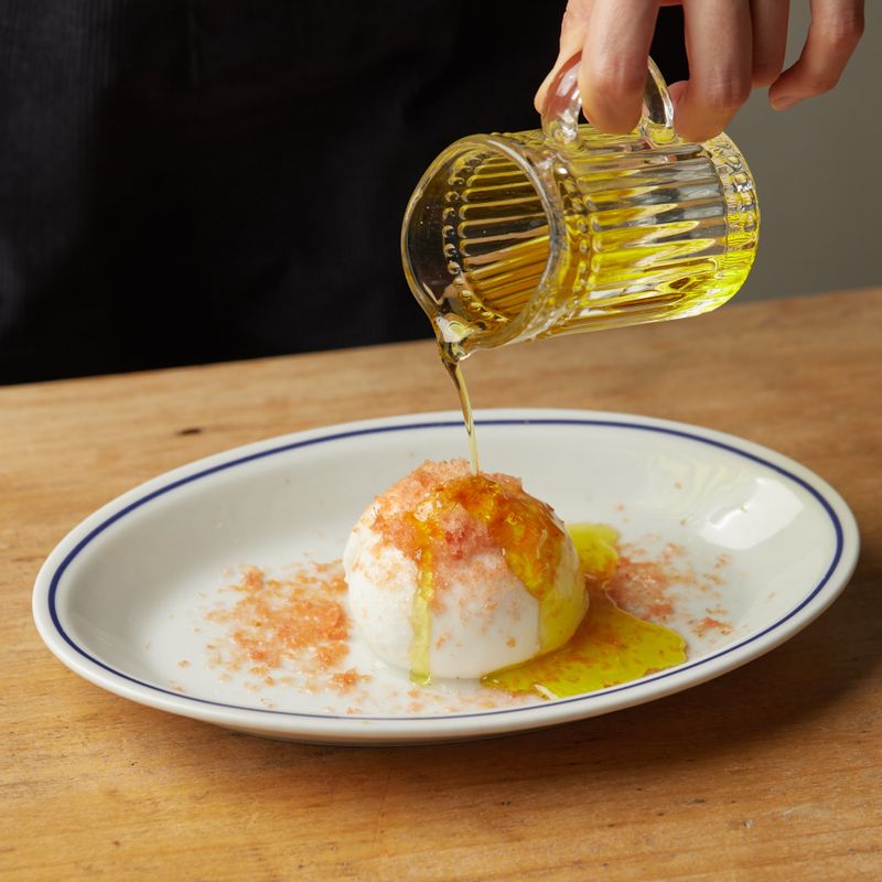 화이트 발사믹, 올리브오일, 소금, 후춧가루, 타임을 얹어 주세요.