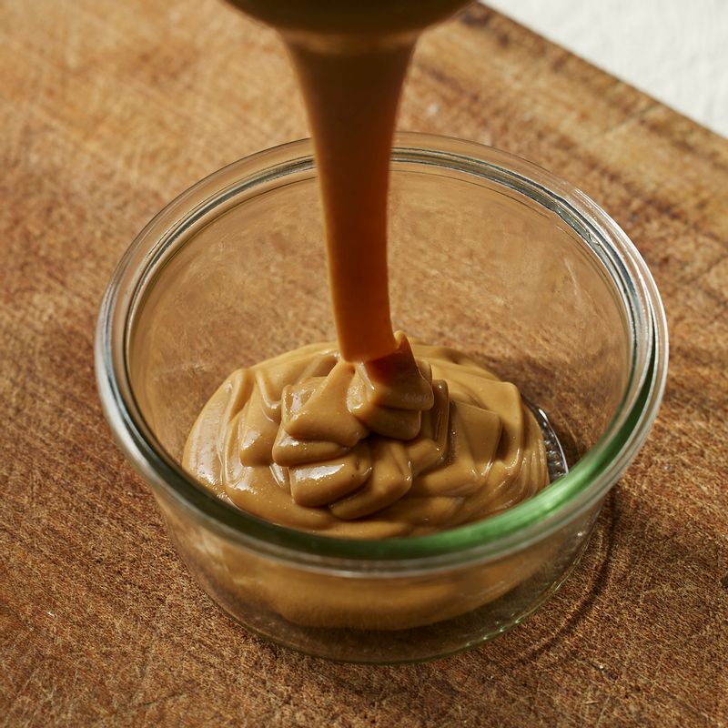 완성된 땅콩잼을 병에 넣고 냉장 보관해 주세요
(tip. 약 한 달 동안 냉장 보관 가능해요)
(tip. 빵 위에 땅콩잼을 바른 후 사과를 올리고 올리브오일과 레몬즙을 뿌려 먹으면 더욱 맛있게 즐길 수 있어요)