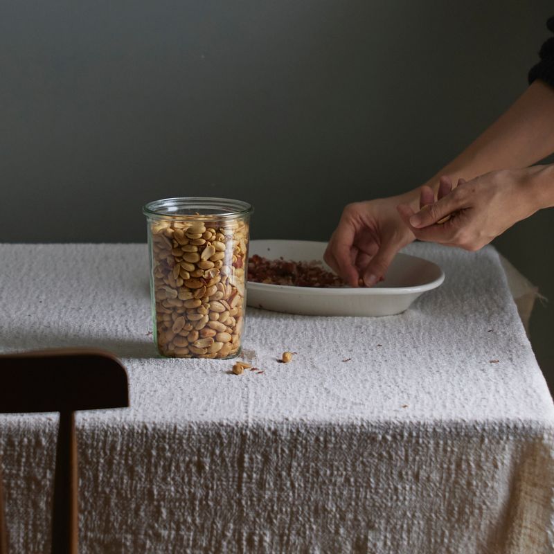 땅콩잼을 위한 재료 이미지로 볶은 땅콩 등으로 구성 되어있습니다.