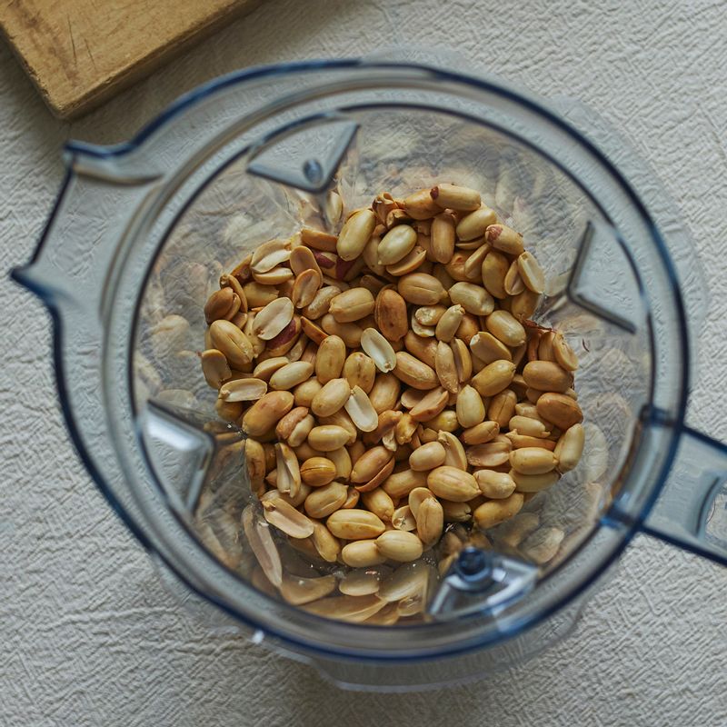 볶은 땅콩은 껍질을 벗긴 후 믹서에 넣고 갈아 주세요.