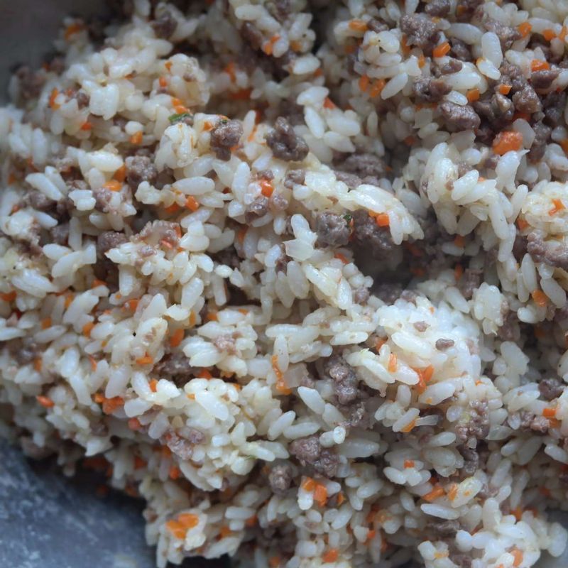 큰 볼에 밥과 볶은 채소, 쇠고기, 시판용 초밥양념(밥 2공기 기준양)을 넣어서 고루 섞은 후 유부에 채워 넣으세요.