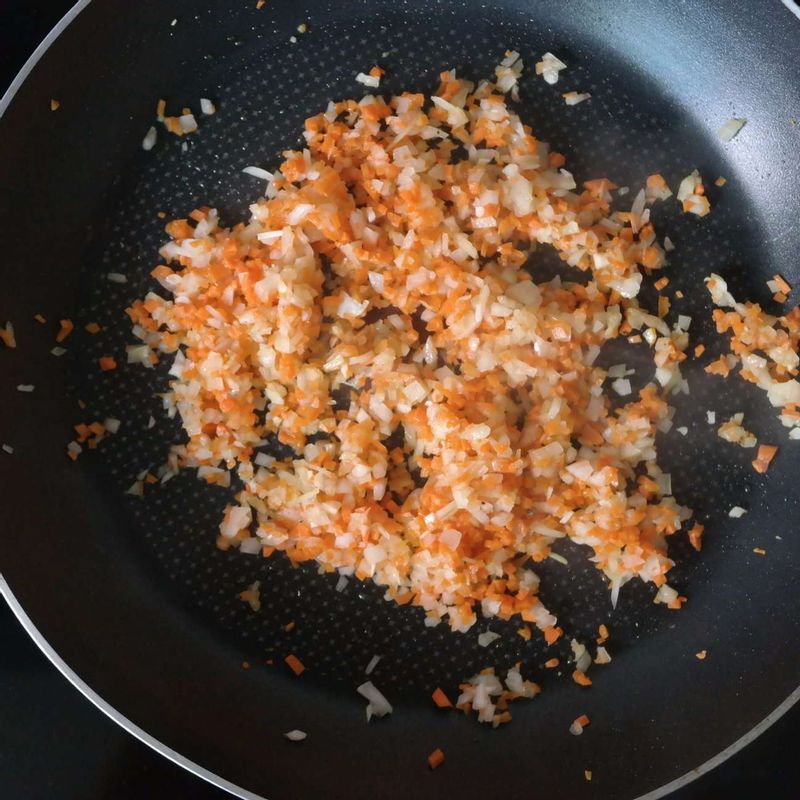 양파, 당근은 잘게 다지고 실파는 송송 썰어서 준비해주세요.
달군 팬에 기름을 약간 두르고 다진 양파와 당근을 볶다가 소금, 후추로 간을 하고 한 김 식혀주세요.