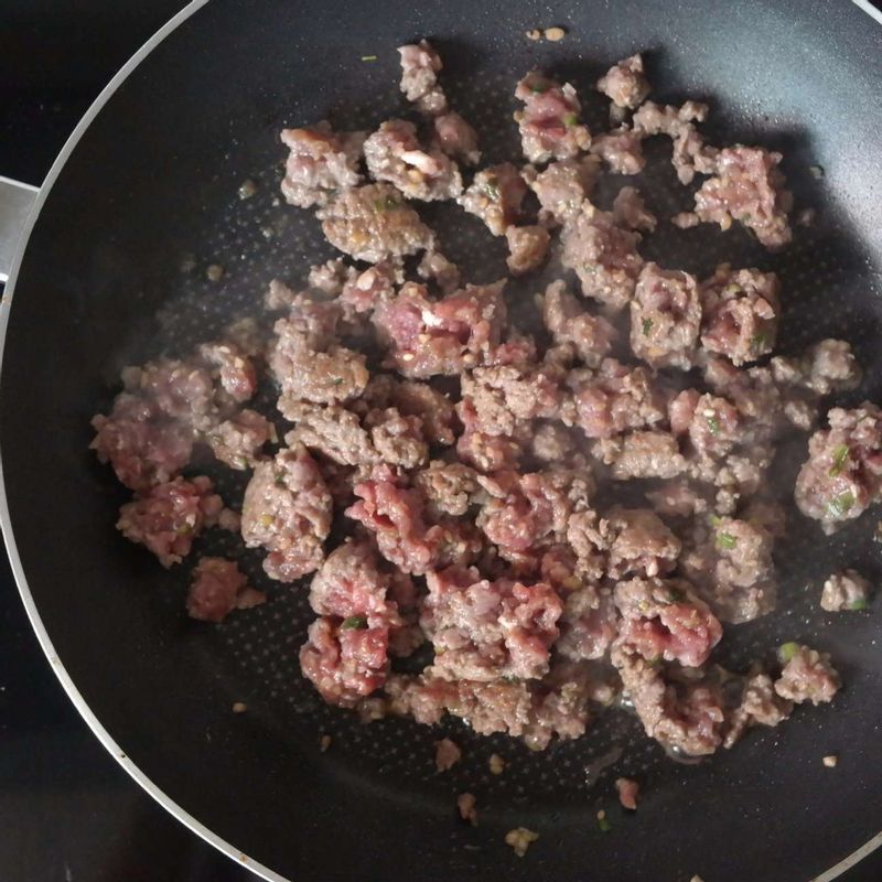 다진 쇠고기는 양념 재료에 버무린 후 팬에 볶고 메추리알은 기름을 살짝 두른 팬에 프라이해주세요.