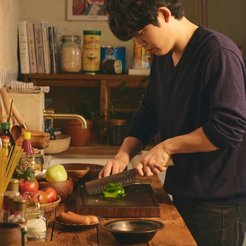 양파와 피망은 채썰고 소시지는 어슷 썰어주세요.