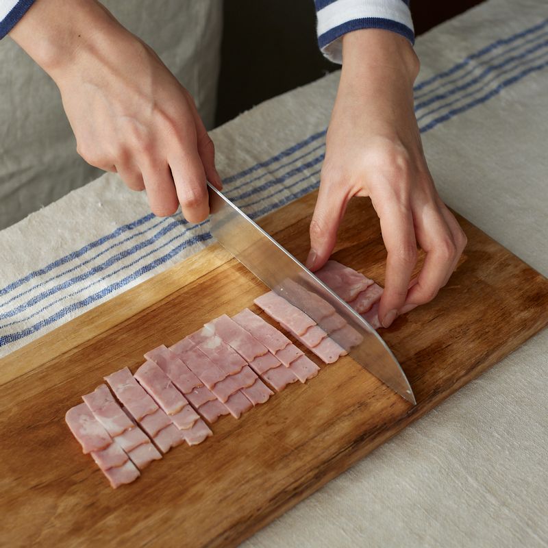 베이컨은 1cm 간격으로 잘라 달군 팬에 넣고 바삭하게 구운 후 키친타월에 올려 기름기를 제거해주세요
