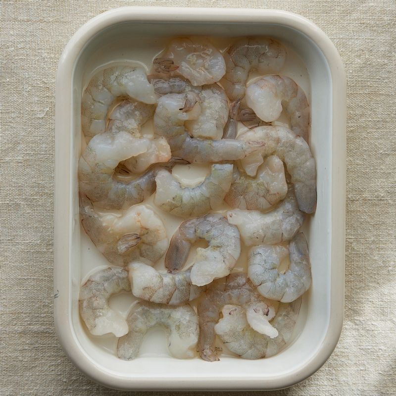 새우는 맛술을 뿌려 10분 정도 재웠다가 키친타월에 올려 물기를 제거해 주세요.