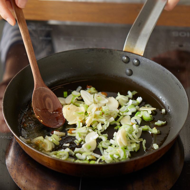 달군 팬에 올리브유와 버터 1큰술을 넣고 마늘과 대파, 페페론치노를 넣어 볶다가 향이 올라오면 새우를 넣은 후 소금과 후춧가루, 피쉬소스를 넣어 간하고 마지막에 버터 1큰술을 넣어 구워주세요.