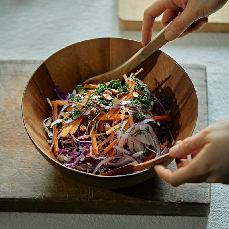 채 썬 재료에 드레싱을 붓고 섞은 후 아몬드와 파슬리를  넣어 가볍게 버무려 주세요.