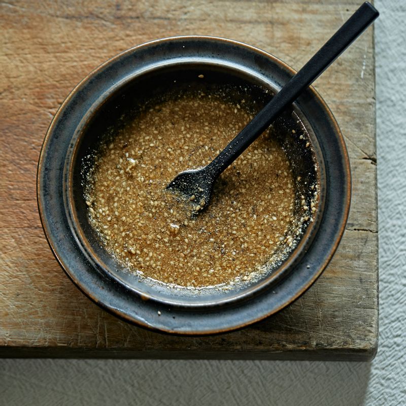 볼에 드레싱 재료를 모두 넣고 섞어 주세요. 통깨는 부순 후 사용해 주세요.