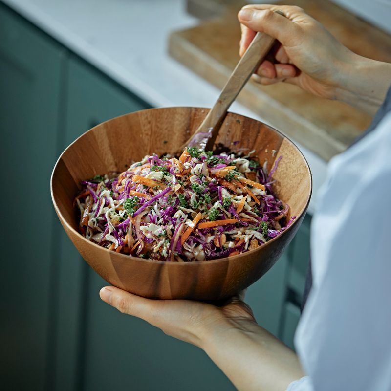 접시에 양배추 샐러드를 담아 맛있게 즐겨 주세요.