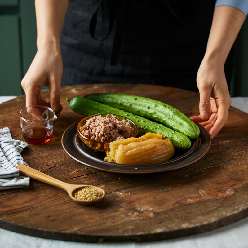 오이참치김밥을 위한 재료 이미지로 참치,묵은지,오이,밥,김밥용 김 등으로 구성 되어있습니다.