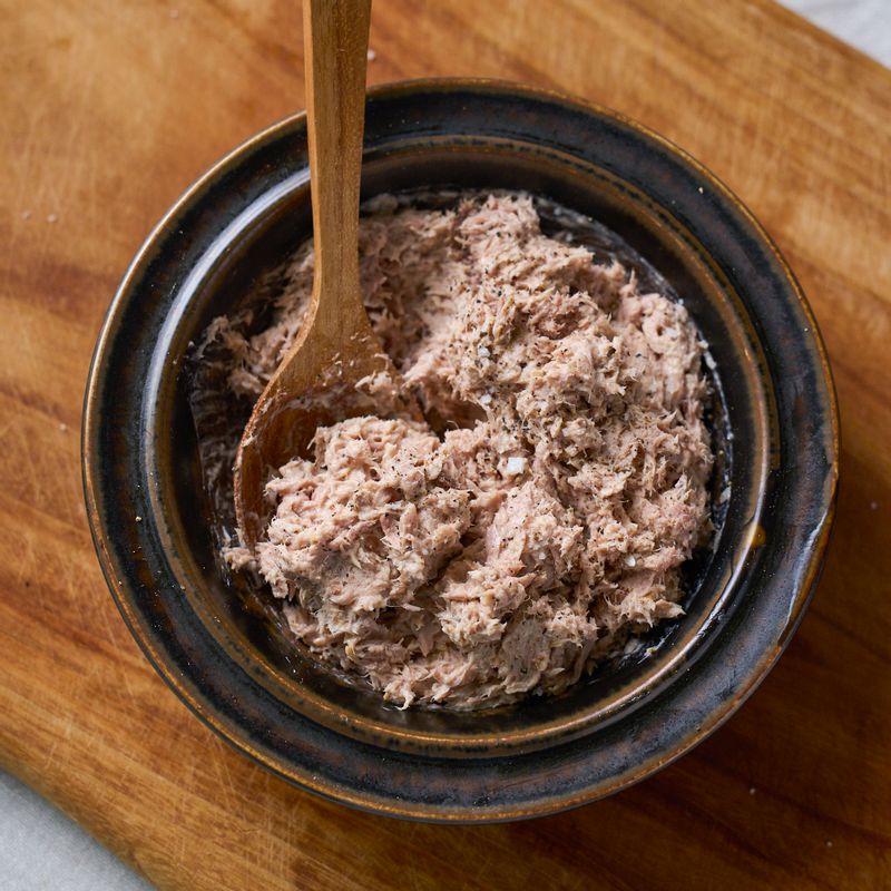 참치는 체에 받쳐 숟가락으로 꾹꾹 눌러가며 기름을 쪼옥 빼고 참치 양념 재료를 넣어 버무려 주세요.
(tip. 빵가루 1큰술을 넣어주면 참치의 수분기를 잡을 수 있어요)
(tip. 개운한 맛을 원하시면 와사비나 청양고추를 더해 주세요)