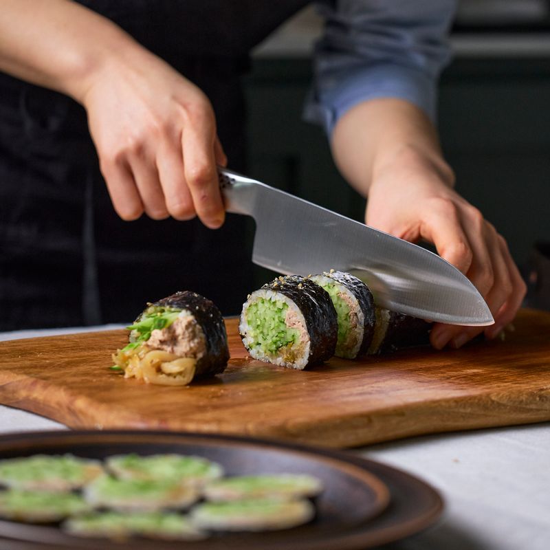김밥 위에 참기름을 바른 후 먹기 좋은 크기로 잘라주세요. 으깬 통깨를 뿌린 후 맛있게 즐겨 주세요.