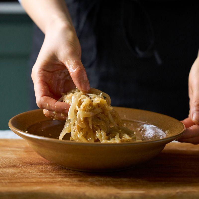 묵은지는 양념에 버무려 주세요.