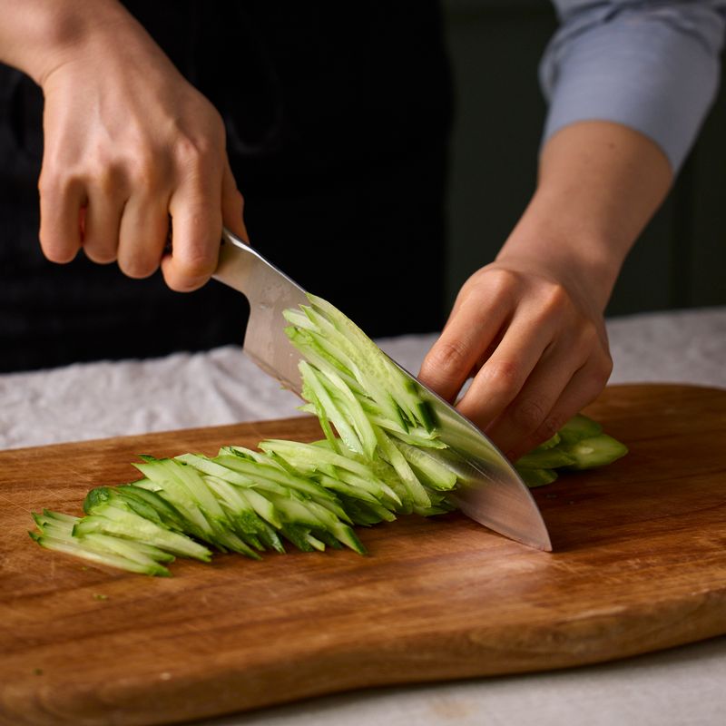 오이는 채 썰어 주세요.
(tip. 꼬들한 식감을 원하시면 소금 1작은술을 넣고 10분간 절인 후 물기를 제거해 주세요)