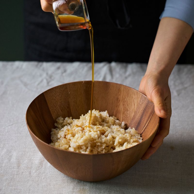 볼에 밥과 양념 재료를 넣어 골고루 섞어 주세요.