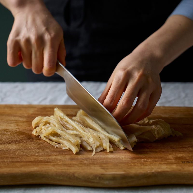 묵은지는 물에 씻은 후 꽉 짜 물기를 제거하고 채 썰어 주세요. 키친타월로 한 번 더 물기를 꽉 짜 주세요.