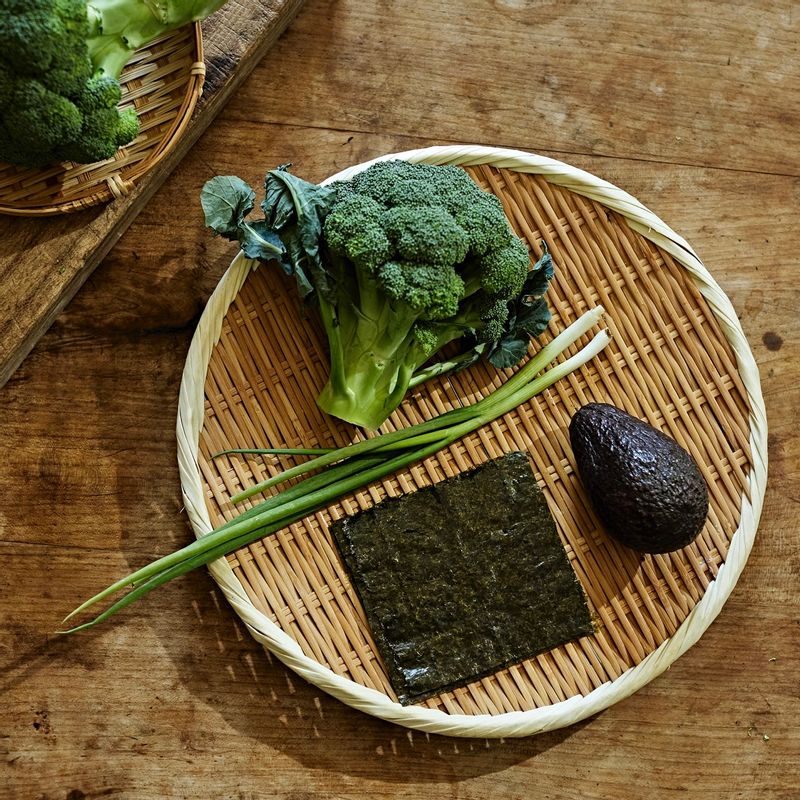 브로콜리 아보카도 무침을 위한 재료 이미지로 브로콜리,김,송송 썬 쪽파 등으로 구성 되어있습니다.