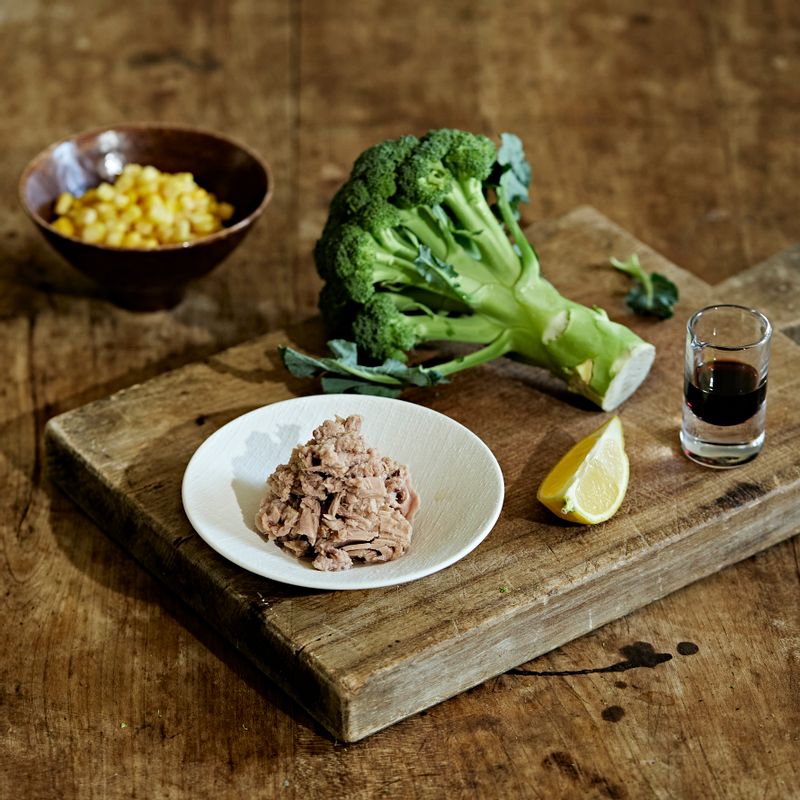 브로콜리 참치 무침을 위한 재료 이미지로 브로콜리,참치캔(작은 것),양파,옥수수 통조림,레몬즙 등으로 구성 되어있습니다.