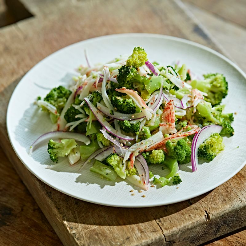완성된 브로콜리 맛살 무침을 접시에 담아 맛있게 즐겨주세요.