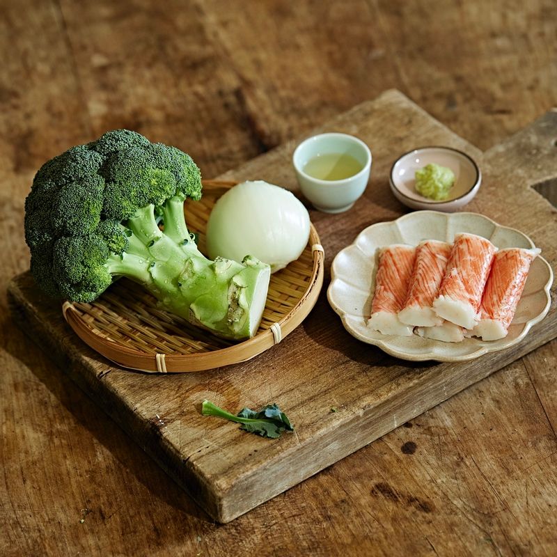 브로콜리 맛살 무침을 위한 재료 이미지로 브로콜리,맛살,적양파 등으로 구성 되어있습니다.