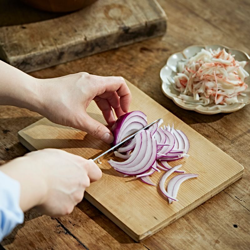 맛살은 손으로 잘게 찢어주세요. 양파는 얇게 채를 썰어주세요.