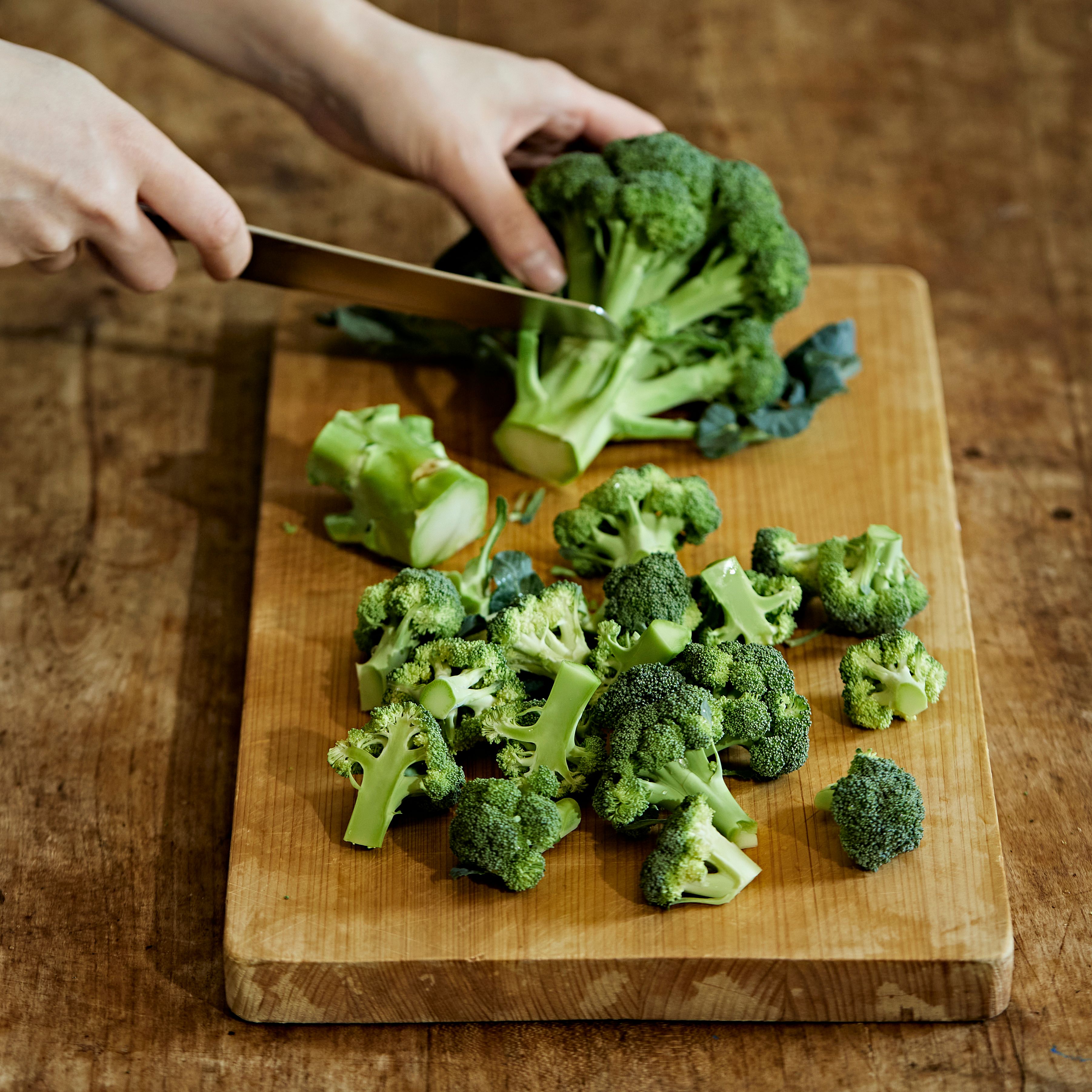 브로콜리의 밑동을 자르고 먹기 좋게 썬 후 흐르는 물에 깨끗이 헹궈주세요.