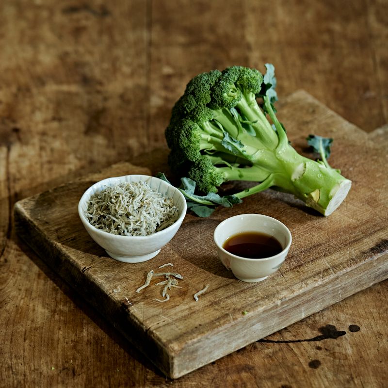 브로콜리 잔멸치 무침을 위한 재료 이미지로 브로콜리,잔멸치,참기름,통깨, 등으로 구성 되어있습니다.