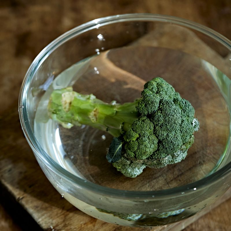 큰 볼에 물을 담고 식초 1큰술을 넣은 후 브로콜리 윗부분이 아래로 가도록 담가 20분 정도 두세요.