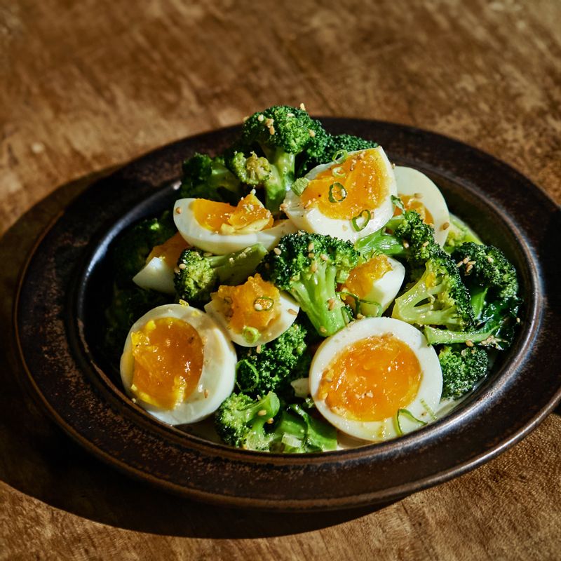 완성된 브로콜리 달걀 무침을 접시에 담아 쪽파를 뿌려 맛있게 즐겨주세요.