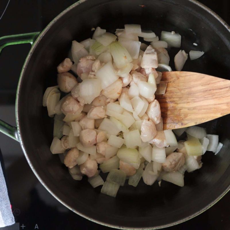 달군 냄비에 기름을 두른 후 닭고기와 양파를 넣고 3분 정도 볶아주세요.