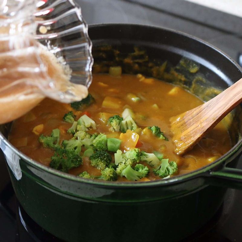 갈아놓은 사과와 브로컬리를 넣고 1분간 더 끓여주세요.