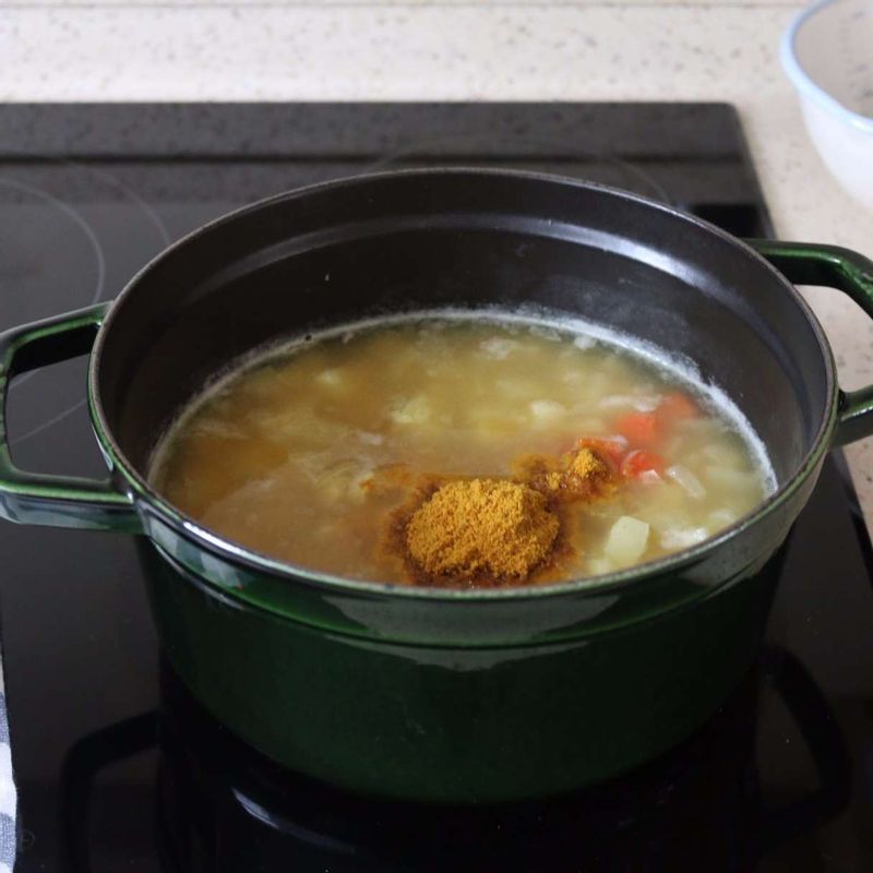 감자와 당근이 익으면 카레가루를 넣고 약불에서 잘 저어주면서 풀어주세요.