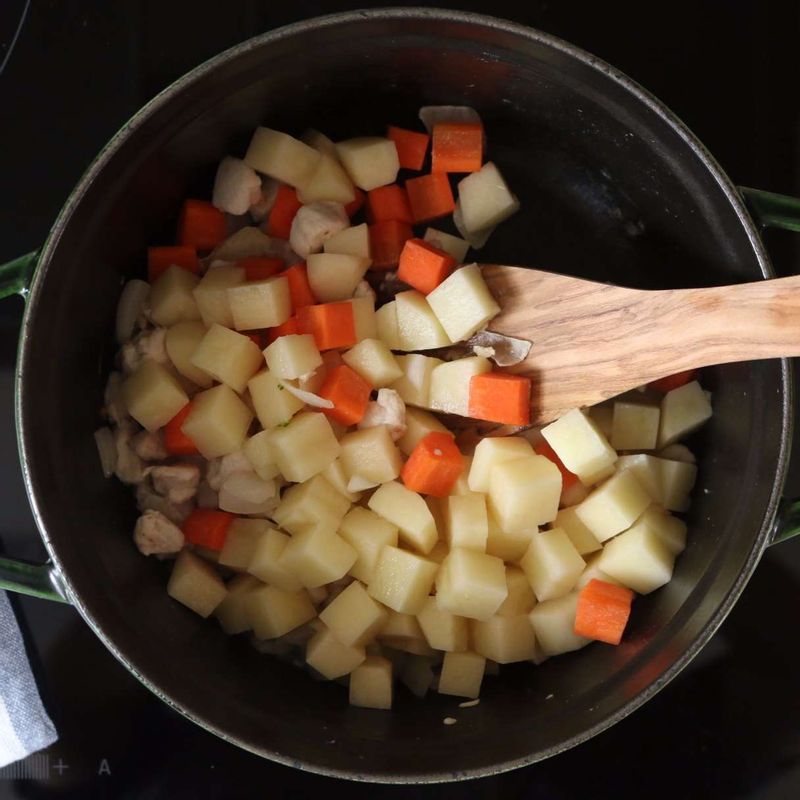 냄비에 감자와 당근을 넣고 5분 정도 볶다가 물 3컵 반을 넣고 뚜껑을 닫아 끓여주세요.
