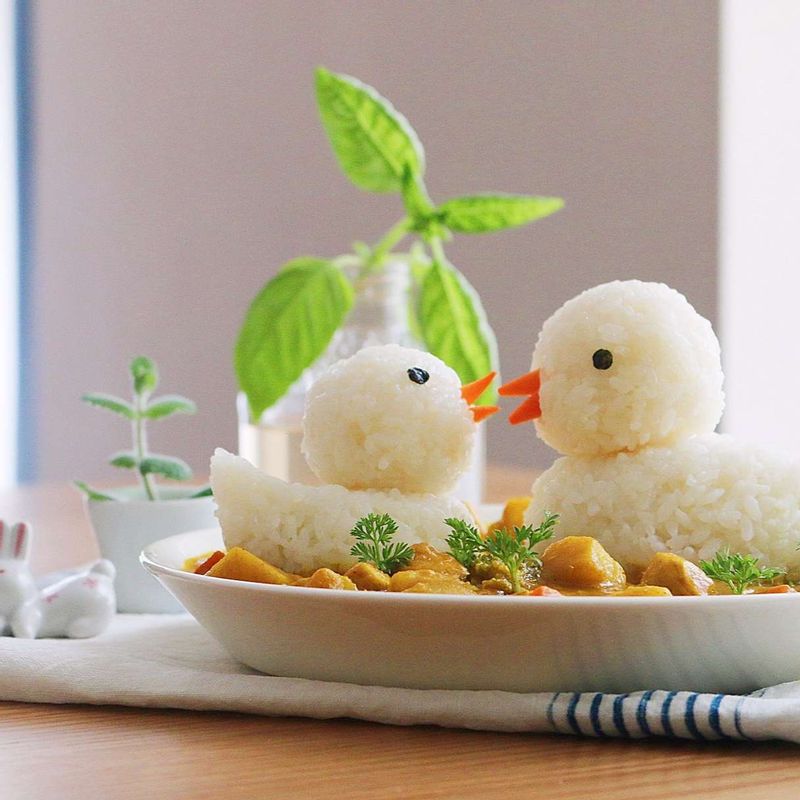 그릇에 카레를 담고 오리 모양을 낸 밥을 올려주세요. 오리는 질지 않은 쌀밥을 손으로 뭉쳐서 기본적인 모양을 만들고 당근과 김으로 장식하시면 쉽게 만들 수 있답니다.