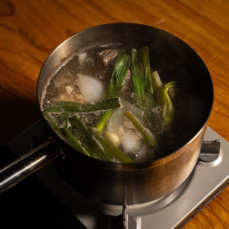 돼지 등뼈는 핏물을 뺀 뒤 데쳐 주세요. 냄비에 데친 등뼈, 양파, 마늘, 통후추, 생강을 넣고 1시간 동안 푹 끓여 주세요. 건더기를 걸러낸 뒤 남은 육수는 볼에 담아 주세요. 등뼈는 한김 식힌 뒤 살을 발라 주세요. 고사리는 삶아서 준비해 주세요.